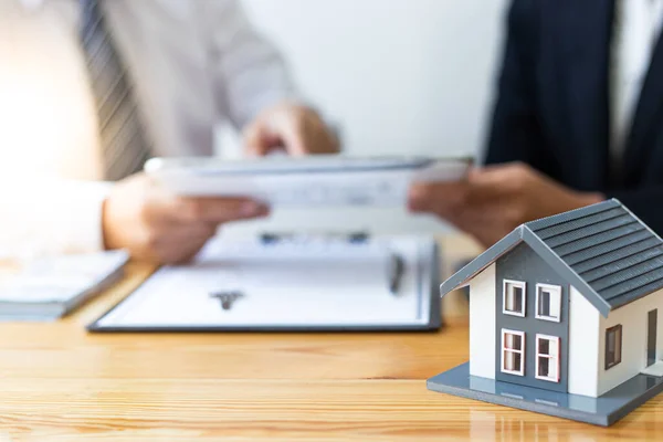 不動産仲介業者は 顧客に保険付きの家を購入することをお勧めします 投資計画のコンセプトの交渉 — ストック写真
