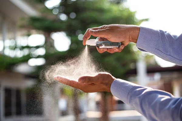 Los Hombres Jóvenes Utilizan Alcohol Aerosol Para Eliminar Bacterias Virus — Foto de Stock