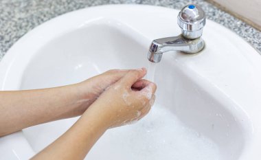 Genç kadınlar bakteriyel ve viral enfeksiyonları önlemek için ellerini sabunla yıkıyor Corona veya Covid-19 virüsün yayılmasını ve korunmasını engelliyor.