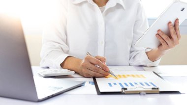 Finans sektörü çalışanları, şirketin gayrimenkul, mali ve vergi sistemleri kavramının giderlerini analiz ediyor ve inceliyorlar..