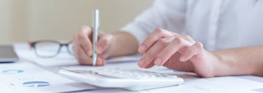 Muhasebe işadamları gelir-gider hesapları yapıyor ve emlak yatırım verileri, mali ve vergi sistemleri kavramını analiz ediyorlar.