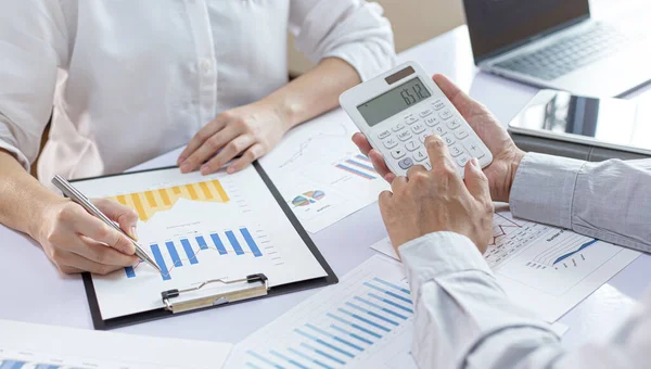 Ekip lideri ve şirketin finans departmanı pazar verilerini bir bar grafiği, vergi ve muhasebe sistemleri konsepti finans yönetimi ile görüşüp analiz ediyorlar..