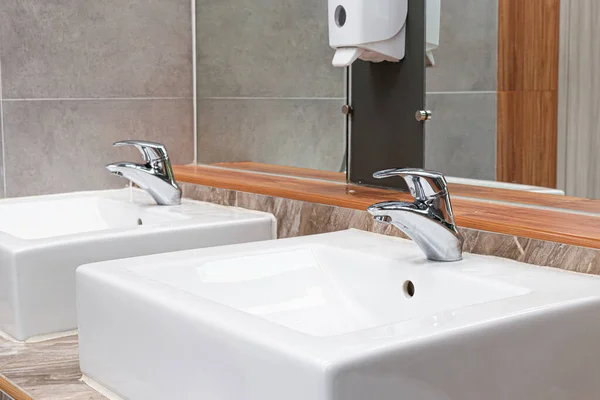 公衆トイレ 公衆トイレ 衛生の概念を使用する人々のための公衆洗面器 手洗い — ストック写真