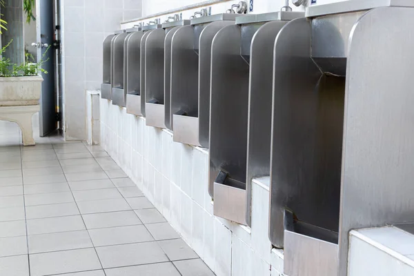 Diseño Urinarios Blancos Los Hombres Primer Plano Fila Urinarios Aire — Foto de Stock