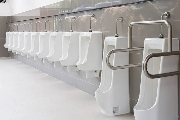 Diseño Urinarios Blancos Los Hombres Primer Plano Fila Urinarios Aire —  Fotos de Stock