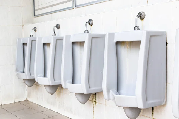Diseño Urinarios Blancos Los Hombres Primer Plano Fila Urinarios Aire — Foto de Stock