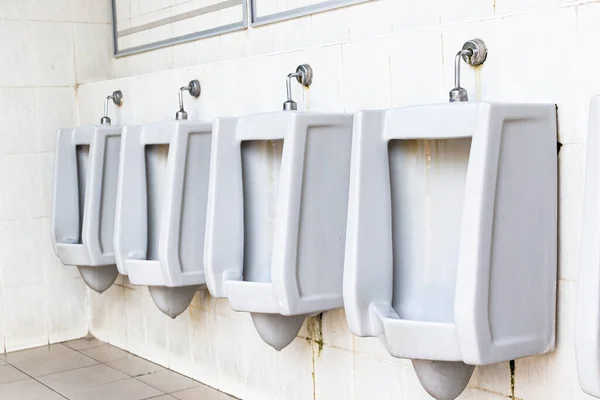 Männer Weiße Urinale Design Nahaufnahme Reihe Von Outdoor Urinale Männer — Stockfoto