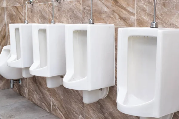 Diseño Urinarios Blancos Los Hombres Primer Plano Fila Urinarios Aire — Foto de Stock