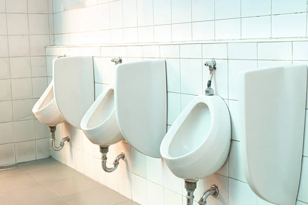 Männer Weiße Urinale Design Nahaufnahme Reihe Von Outdoor Urinale Männer — Stockfoto