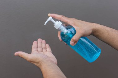 Alkol jeli bakterilerin ve virüsün önlenmesi, virüsün temizlenmesi ve enfeksiyonların korunması için kullanılıyor. El yıkamak için alkole basılmış insan jeli, Virüs covid-19 konsepti..