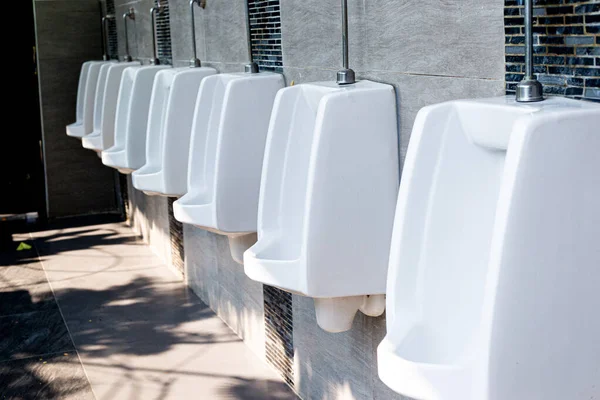 男性の白い便器デザイン 屋外の便器の列を閉じる公衆トイレ 便器コンセプト — ストック写真