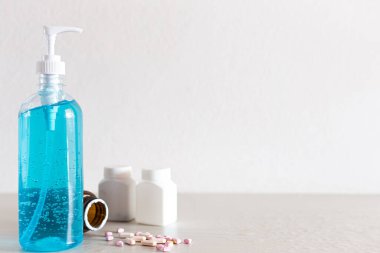  Tıbbi konsept, şişeden çok renkli haplar döküldü, Covid-19 virüsünü öldürmek için alkol jeli kullanıldı, mesaj için alan kopyalama.