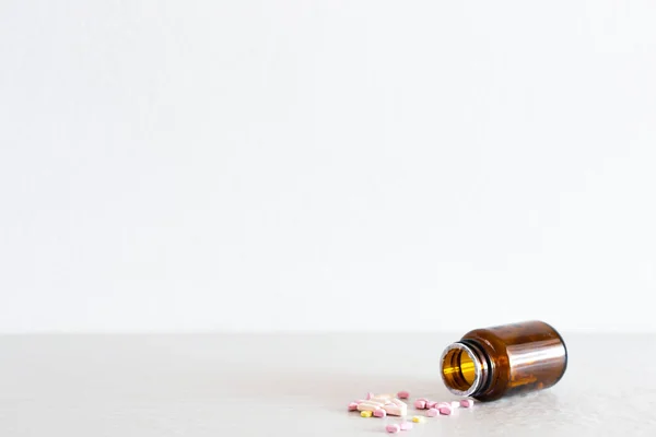 Concetto Medico Pillole Multicolore Sono State Versate Dal Flacone Farmaci — Foto Stock