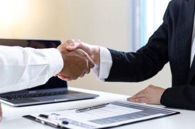 İşveren ya da İK departmanı yeni çalışanları memnuniyetle karşılıyor, tebriklerle el sıkışıyor ya da iş ve gelir başarısı elde ediyor,.