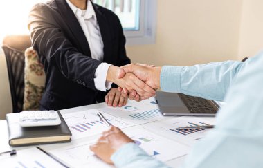 Finansal muhasebeciler ve pazarlamacılar çift haneli emlak performansı, toplantılar ve el sıkışma konseptini kutlamak için el sıkışıyorlar..