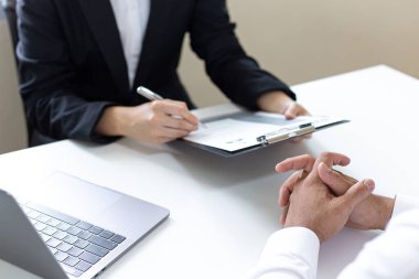 İşveren ya da İnsan Kaynakları bölümü özgeçmişi okuyor ve yeni çalışanların yeteneklerini sorguluyor, işveren iş başvurusunda bulunanları, istihdam ve istihdam kavramını seçiyor.