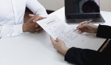 İşveren ya da İnsan Kaynakları bölümü özgeçmişi okuyor ve yeni çalışanların yeteneklerini sorguluyor, işveren iş başvurusunda bulunanları, istihdam ve istihdam kavramını seçiyor.