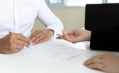 Sözleşme konseptini onaylamak ve imzalamak üzere, yeni çalışanlar borsada çalışmak için onaylanır ve büyük yöneticilerle sözleşmeler imzalanır..