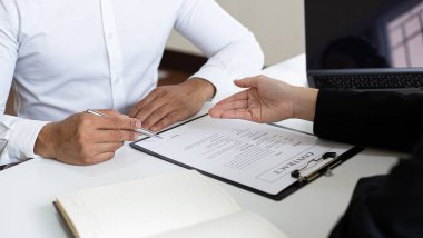 Sözleşme konseptini onaylamak ve imzalamak üzere, yeni çalışanlar borsada çalışmak için onaylanır ve büyük yöneticilerle sözleşmeler imzalanır..