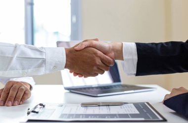 İşveren ya da İK departmanı yeni çalışanları memnuniyetle karşılıyor, tebriklerle el sıkışıyor ya da iş ve gelir başarısı elde ediyor,.