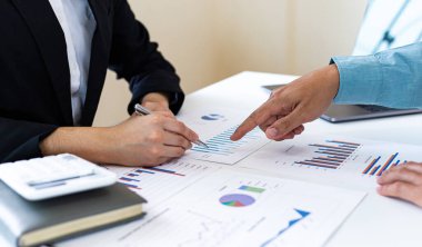 İşadamı ve finans ekibi, yönetim önerileri, Mali ve Muhasebe Ekibi Toplantıları konseptine hazırlanmak için işletmelerin sonuçlarını analiz ediyor ve şirketin gelir ve giderlerini hesaplıyor.