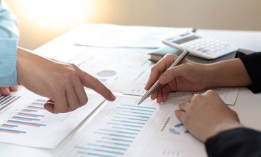 İşadamı ve finans ekibi, yönetim önerileri, Mali ve Muhasebe Ekibi Toplantıları konseptine hazırlanmak için işletmelerin sonuçlarını analiz ediyor ve şirketin gelir ve giderlerini hesaplıyor.