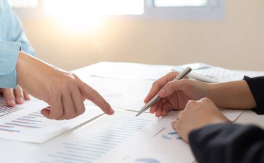 İşadamı ve finans ekibi, yönetim önerileri, Mali ve Muhasebe Ekibi Toplantıları konseptine hazırlanmak için işletmelerin sonuçlarını analiz ediyor ve şirketin gelir ve giderlerini hesaplıyor.