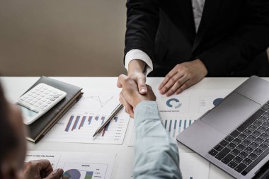 Finansal muhasebeciler ve pazarlamacılar çift haneli emlak performansı, toplantılar ve el sıkışma konseptini kutlamak için el sıkışıyorlar..