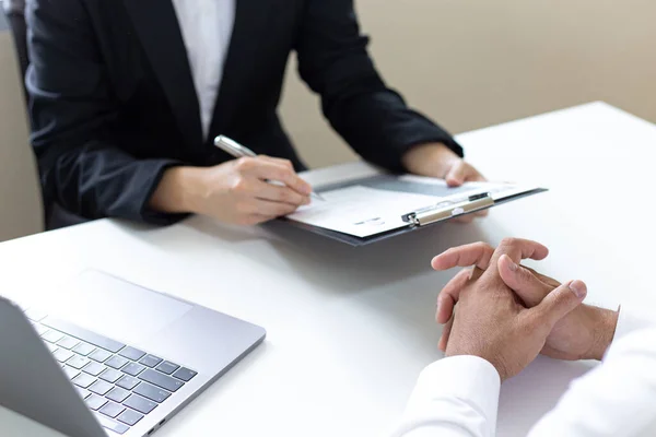 Empleador Departamento Recursos Humanos Está Leyendo Curriculum Vitae Entrevistando Capacidad — Foto de Stock