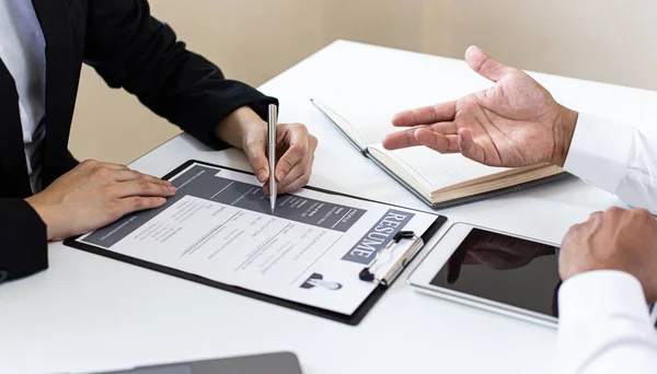 Managers Afdelingen Lezen Interview Aanvragers Voor Selectie Als Een Bedrijf — Stockfoto