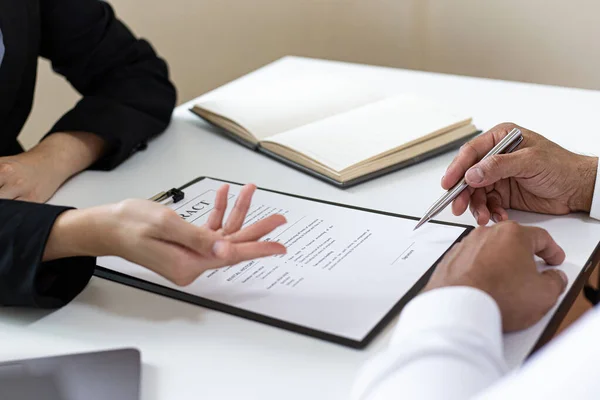 Aprovando Assinando Conceito Contratos Novos Funcionários São Aprovados Para Trabalhar — Fotografia de Stock