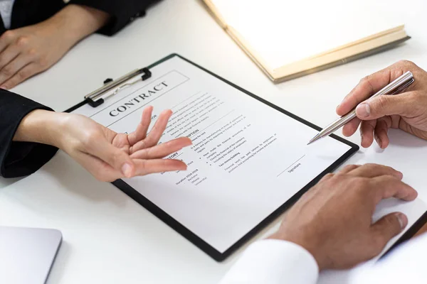Sözleşme Konseptini Onaylamak Imzalamak Üzere Yeni Çalışanlar Borsada Çalışmak Için — Stok fotoğraf