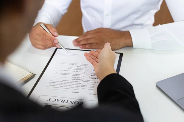 Sözleşme Konseptini Onaylamak Imzalamak Üzere Yeni Çalışanlar Borsada Çalışmak Için — Stok fotoğraf
