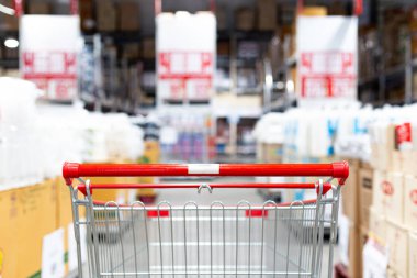 Süpermarkette alışveriş arabası, alışveriş merkezlerinde bulanık fotoğraf, market konseptinde araba..