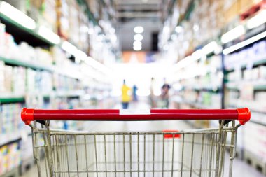 Süpermarkette alışveriş arabası, alışveriş merkezlerinde bulanık fotoğraf, market konseptinde araba..