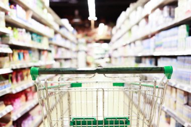 Süpermarkette alışveriş arabası, alışveriş merkezlerinde bulanık fotoğraf, market konseptinde araba..