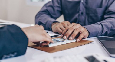 İşadamları, yasadışı arazi ve gayrimenkul, iş dolandırıcılığı ve sosyal adaletsizlik, yolsuzluk ve rüşvet kavramını satın almak için sözleşmeler imzalayan çalışanlara dolar dağıtıyor.