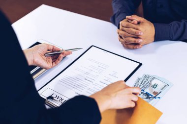 İşadamları, yasadışı arazi ve gayrimenkul, iş dolandırıcılığı ve sosyal adaletsizlik, yolsuzluk ve rüşvet kavramını satın almak için sözleşmeler imzalayan çalışanlara dolar dağıtıyor.