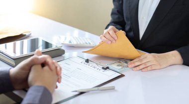 İşadamları, yasadışı arazi ve gayrimenkul, iş dolandırıcılığı ve sosyal adaletsizlik, yolsuzluk ve rüşvet kavramını satın almak için sözleşmeler imzalayan çalışanlara dolar dağıtıyor.