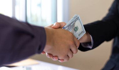 Şeytani bir plan için tebrik eden işadamları, yasadışı arazi ve gayrimenkul, yolsuzluk ve rüşvet konsepti satın almak için sözleşme imzalayan çalışanlara rüşvet olarak dolar veriyorlar.,