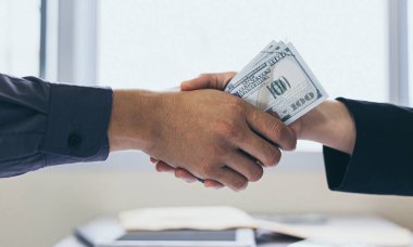 Şeytani bir plan için tebrik eden işadamları, yasadışı arazi ve gayrimenkul, yolsuzluk ve rüşvet konsepti satın almak için sözleşme imzalayan çalışanlara rüşvet olarak dolar veriyorlar.,