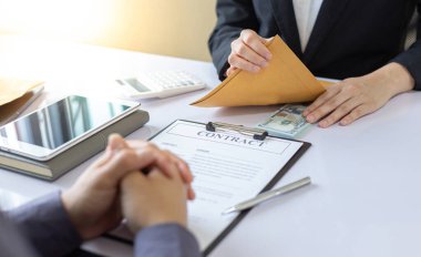 İşadamları, yasadışı arazi ve gayrimenkul, iş dolandırıcılığı ve sosyal adaletsizlik, yolsuzluk ve rüşvet kavramını satın almak için sözleşmeler imzalayan çalışanlara dolar dağıtıyor.