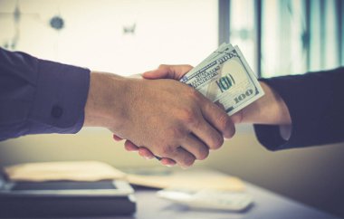 Şeytani bir plan için tebrik eden işadamları, yasadışı arazi ve gayrimenkul, yolsuzluk ve rüşvet konsepti satın almak için sözleşme imzalayan çalışanlara rüşvet olarak dolar veriyorlar.,