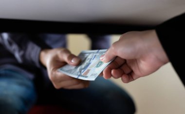 İşadamları, yasadışı arazi ve gayrimenkul, iş dolandırıcılığı ve sosyal adaletsizlik, yolsuzluk ve rüşvet kavramını satın almak için sözleşmeler imzalayan çalışanlara dolar dağıtıyor.