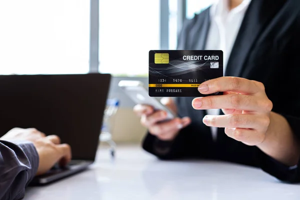 ビジネスの両方の人々は クレジットカード決済を使用してオンライン購入を登録するためにノートパソコンや携帯電話を使用します 技術とインターネットの世界での利便性 ショッピングオンラインと銀行オンラインの概念 — ストック写真