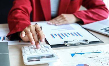 Muhasebe işadamları, şirketin ilerlemesi ve büyümesine, mali ve vergi sistemleri kavramına adanmış gelir-gider hesapları ve emlak yatırım verilerini analiz ediyorlar..