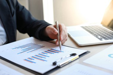 Finans işadamları şirketin kâr ve büyüme, piyasa araştırma raporları ve gelir istatistikleri, Finansal ve Muhasebe kavramı yaratma performansının grafiğini analiz ediyor.