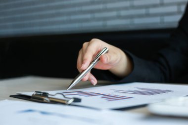 Finans işadamları şirketin kâr ve büyüme, piyasa araştırma raporları ve gelir istatistikleri, Finansal ve Muhasebe kavramı yaratma performansının grafiğini analiz ediyor.