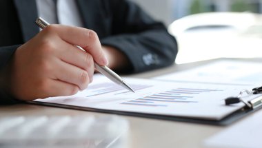 Finans işadamları şirketin kâr ve büyüme, piyasa araştırma raporları ve gelir istatistikleri, Finansal ve Muhasebe kavramı yaratma performansının grafiğini analiz ediyor.