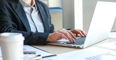 Teknoloji ve internet iletişimi dünyası, finans uzmanları emlak gelirlerini, Finans ve Vergi Teknolojisi kavramlarını hesaplamak ve kontrol etmek için dizüstü bilgisayar kullanıyor.